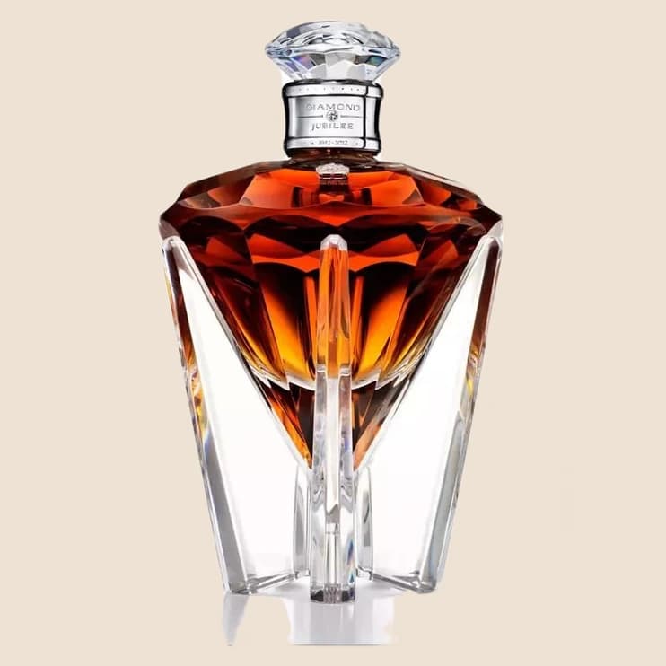 An amber whisky decanter in hand-cut crystal with a faceted stopper